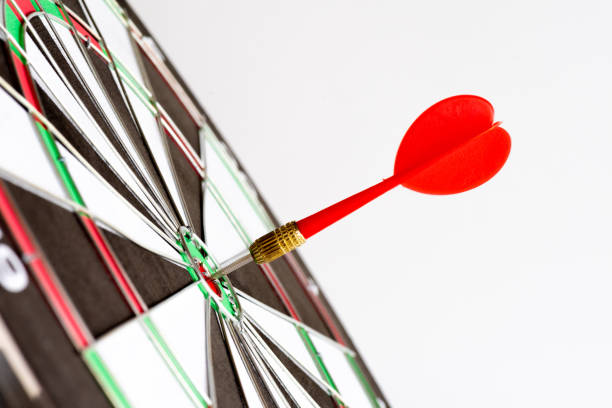 close up tiro freccette verdi e rosse nel centro di destinazione. obiettivo aziendale o successo degli obiettivi e concetto di vincitore. - target dartboard bulls eye dart foto e immagini stock