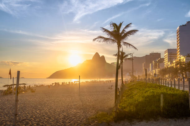 plage d’ipanema et la montagne des deux frères (dois irmaos) au coucher du soleil - rio de janeiro, brésil - ipanema district photos et images de collection