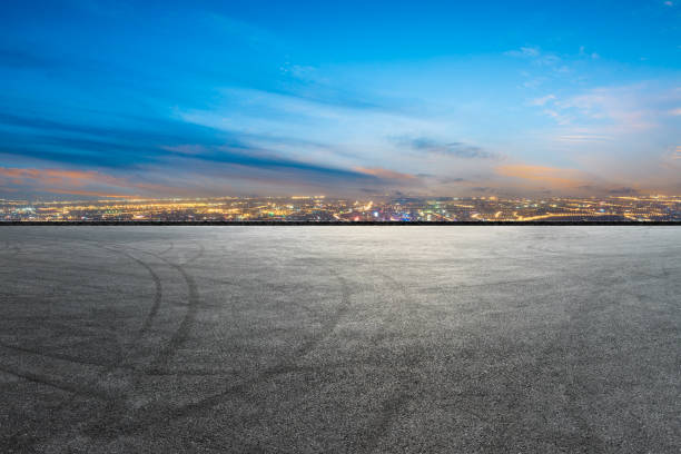 coche carreras de pista y horizonte de la ciudad moderna con edificios - car horizon over land driving street fotografías e imágenes de stock