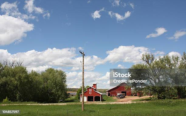 Granja De La Región Central De Estados Unidos Foto de stock y más banco de imágenes de Agricultura - Agricultura, Aire libre, Azul