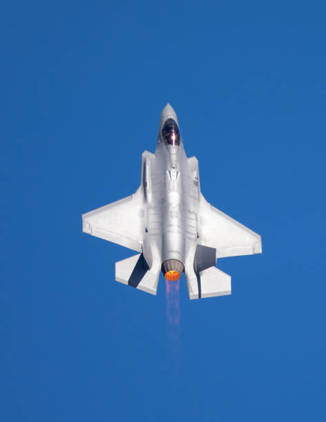 vista dall'alto molto vicina di un f-35 lightning ii con postbruciatore - fighter plane jet military airplane afterburner foto e immagini stock