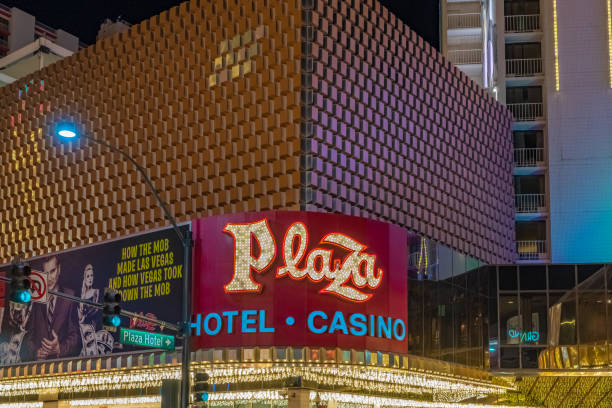 plaza hotel y casino - welcome to fabulous las vegas sign las vegas metropolitan area famous place night fotografías e imágenes de stock