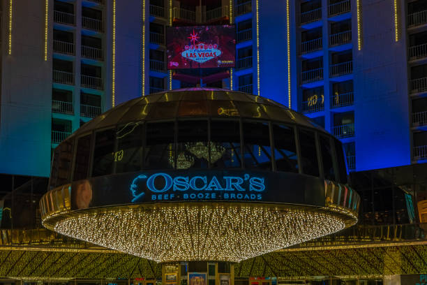 carne de oscar licores broads steak house - welcome to fabulous las vegas sign las vegas metropolitan area famous place night fotografías e imágenes de stock