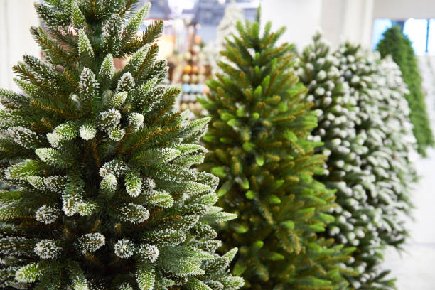dekorative künstliche weihnachtsbäume im store - christmas tree christmas tree artificial stock-fotos und bilder