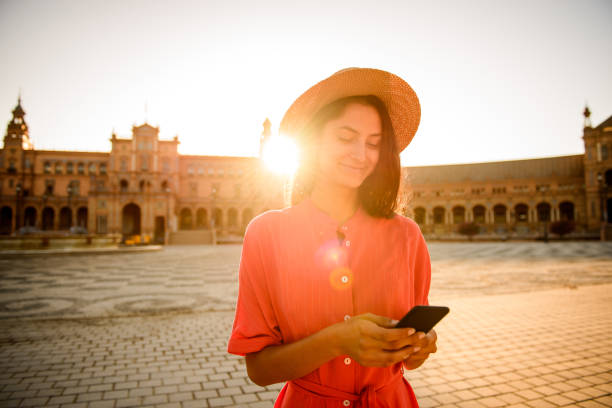 использование мобильного телефона. - sevilla plaza de espana seville spain стоковые фото и изображения