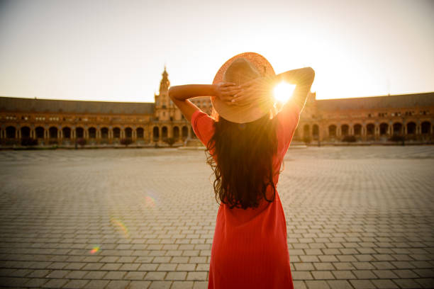 frau genießt sonnenaufgang. - plaza de espana european culture sevilla seville stock-fotos und bilder