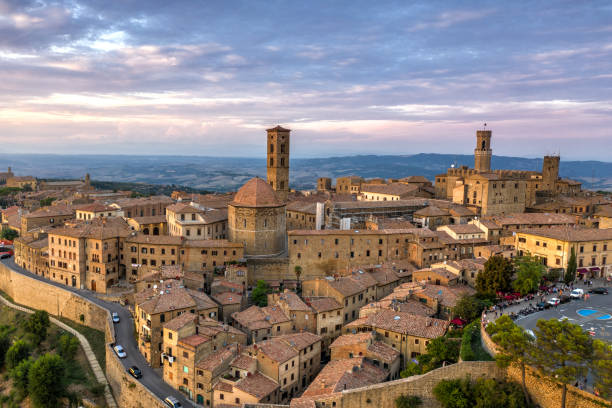 volterra desde arriba al atardecer - volterra fotografías e imágenes de stock