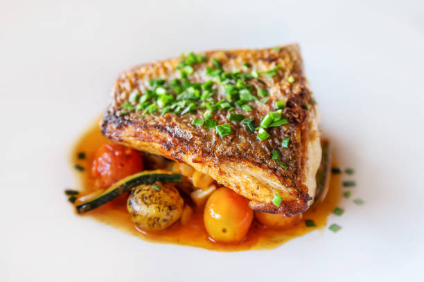 poisson grillé avec des légumes frais - espadon photos et images de collection