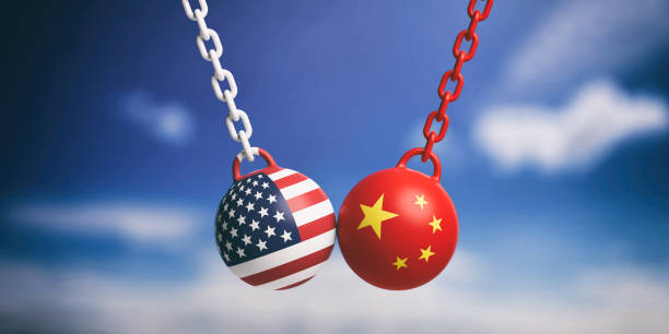 usa et chinois drapeaux schuch boules se balançant sur fond bleu ciel nuageux. illustration 3d - business war photos et images de collection