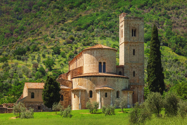abadía de san antimo en toscana, italia - abbazia di santantimo fotografías e imágenes de stock