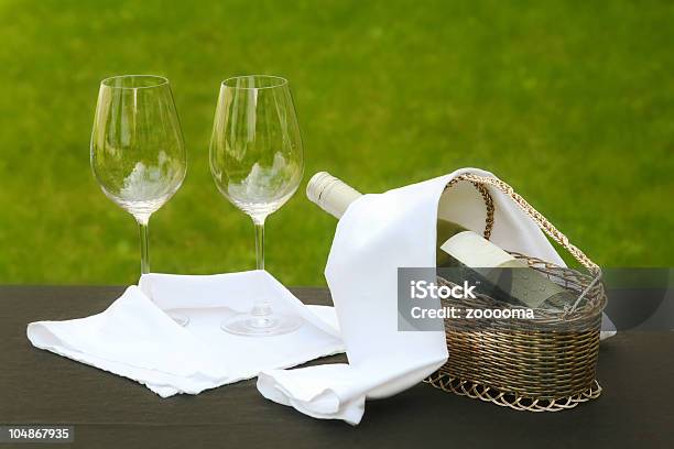 Photo libre de droit de De Table Romantique À Lextérieur banque d'images et plus d'images libres de droit de Verre à vin - Verre à vin, Alcool, Apéritif