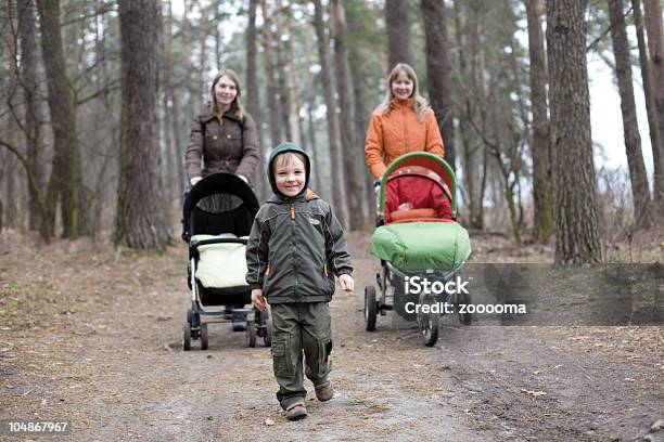 Resorte De Pie Foto de stock y más banco de imágenes de 2-3 años - 2-3 años, 4-5 años, Adulto