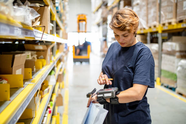 mujer pulsando botones en lector de código de barras portátiles - mechanical equipment fotografías e imágenes de stock