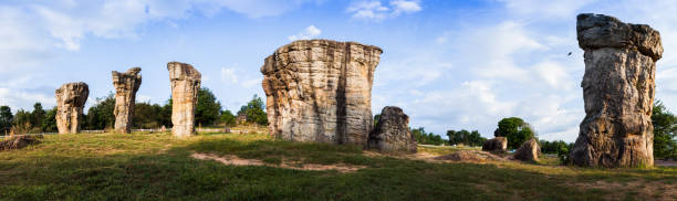 un stonehenge de thaïlande sous clair « nblue ciel en face de l’herbe verte, située au nord-est de la thaïlande - clear sky asia sky old ruin photos et images de collection