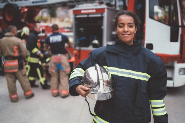 ritratto del pompiere - vigile del fuoco foto e immagini stock