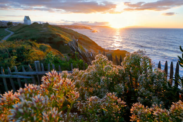 sonnenuntergang in saint jean de luz, frankreich - baskenland stock-fotos und bilder