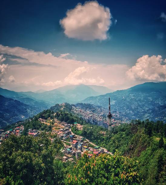 gangtok, sikkim, indien, september 2018. ansicht der stadt gangtok aus ganeshtok sicht während des tages. - himalayas mountain aerial view mountain peak stock-fotos und bilder