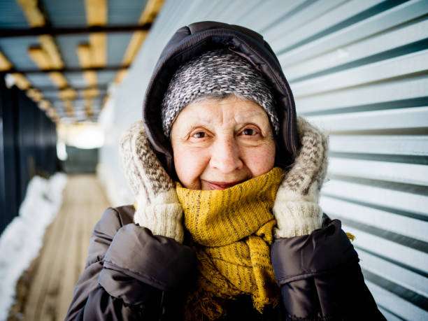 porträt von frauen 74 alte im freien im winter - warme kleidung stock-fotos und bilder