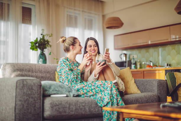 jeunes femmes discutent dans le salon - on the phone women beautiful beauty photos et images de collection