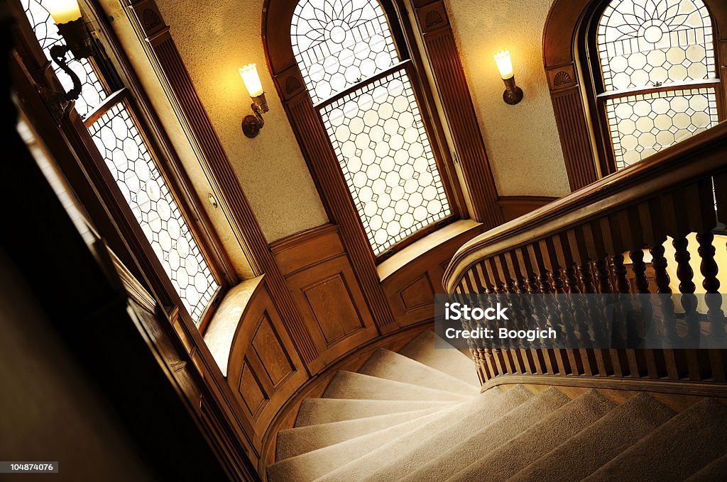 Railed escadas em espiral de madeira na histórica casa - Foto de stock de Arquitetura royalty-free