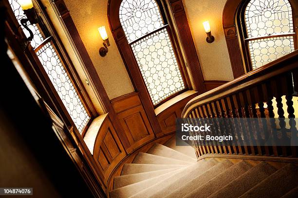 Foto de Railed Escadas Em Espiral De Madeira Na Histórica Casa e mais fotos de stock de Arquitetura