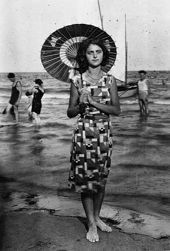 década de 1920 retrato de mujer joven en la playa, Italia. photo
