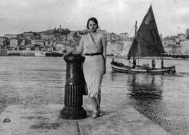 1920s young woman portrait at the beach, italy. - young women 20s people one person imagens e fotografias de stock