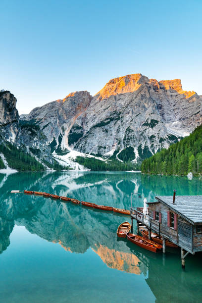 amanecer en el pragser wildsee (prags lago, lago braies, lago di braies) - alpes dolomíticos fotografías e imágenes de stock