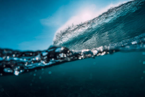 バレルの海に波がクラッシュします。サーフィンの波 - under the surface ストックフォトと画像