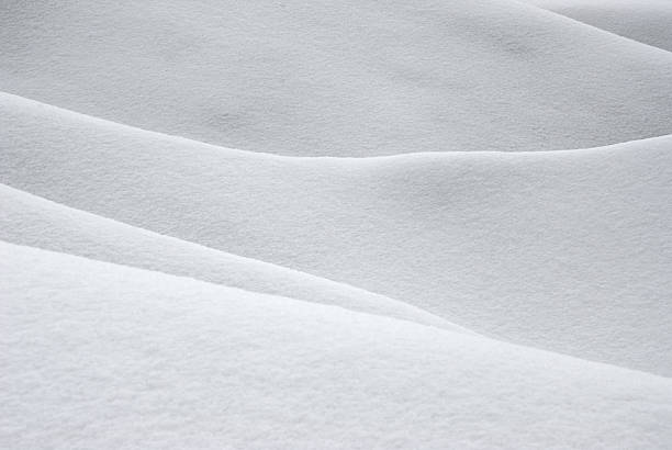 schneebedeckte berge - schneewehe stock-fotos und bilder