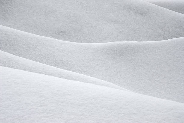 colline ricoperte di neve - snowdrift foto e immagini stock