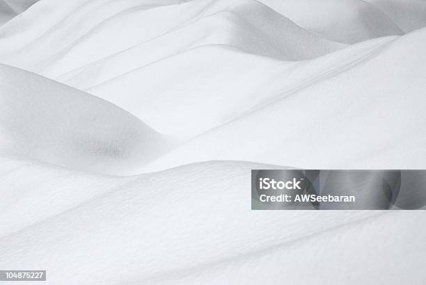 Śnieg Pokryte Pole - zdjęcia stockowe i więcej obrazów Bez ludzi - Bez ludzi, Chłodny, Fotografika
