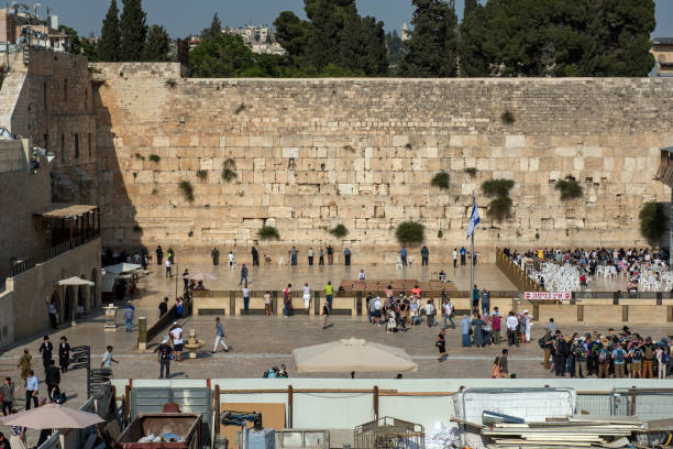 juifs en prière au mur occidental, jérusalem - middle the western wall jerusalem israel photos et images de collection