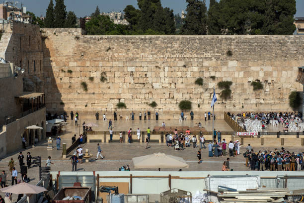 ebrei che pregano al muro occidentale, gerusalemme - jerusalem middle the western wall israel foto e immagini stock