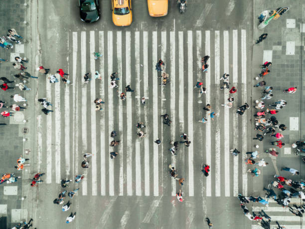 fußgänger am zebrastreifen, new york city - aerial stock-fotos und bilder