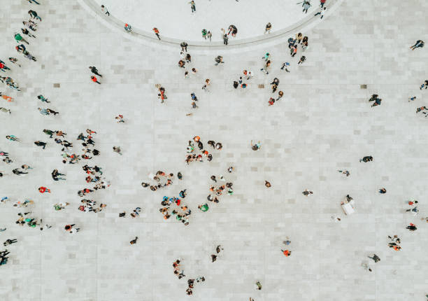 alto ângulo visão das pessoas na rua - vista de cima - fotografias e filmes do acervo