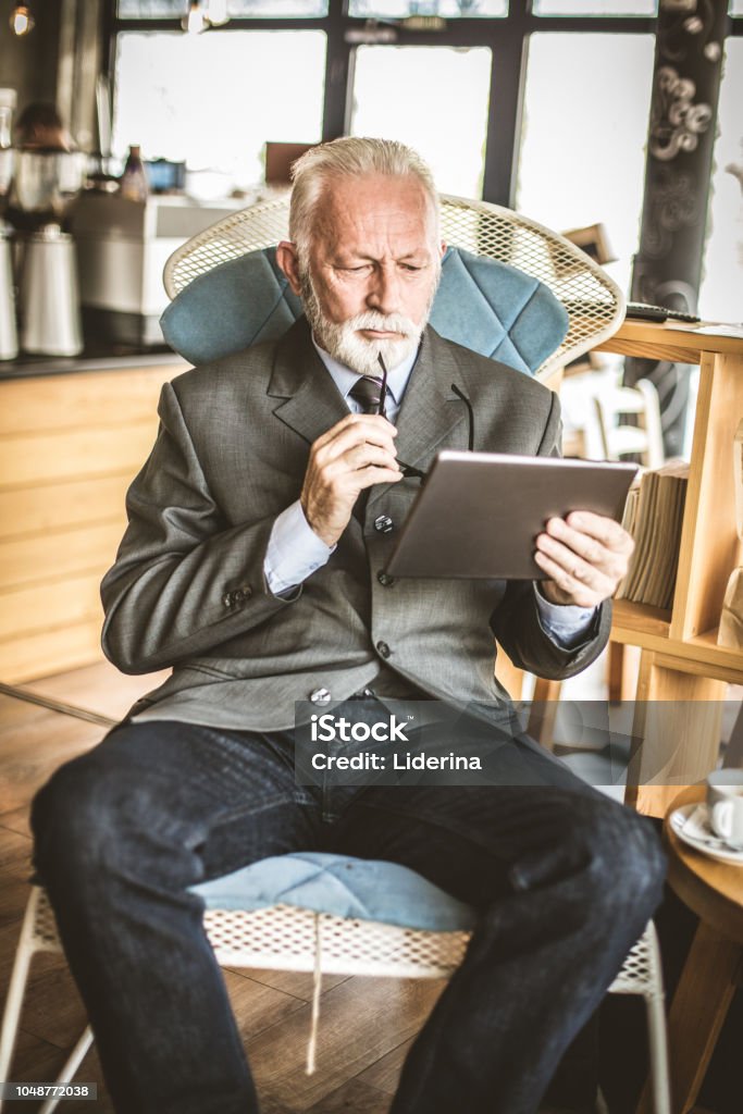 Kommunikationstechnik. Senior woman mit digital-Tablette. - Lizenzfrei Aktiver Senior Stock-Foto