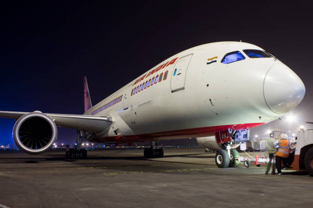 03 ott 2018 - boeing 787 dreamliner di air india di notte all'aeroporto di delhi. - airplane boeing runway cockpit foto e immagini stock