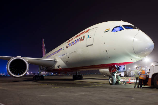 03 oct 2018 - air india boeing 787 dreamliner at night at delhi airport. - boeing 787 air vehicle airplane imagens e fotografias de stock