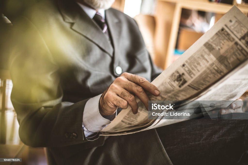 Senior woman lesen Zeitung. Schwerpunkt liegt auf der hand. - Lizenzfrei Aktiver Senior Stock-Foto