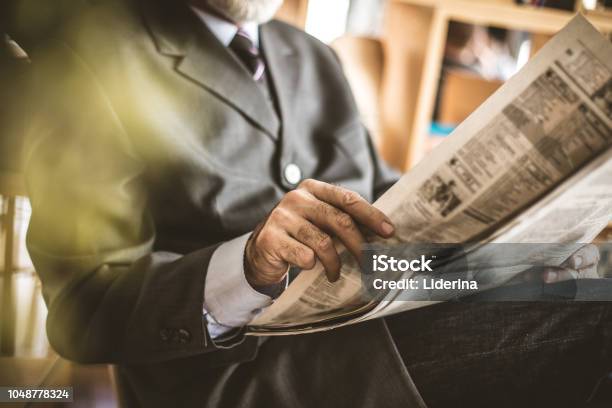 Senior Woman Lesen Zeitung Schwerpunkt Liegt Auf Der Hand Stockfoto und mehr Bilder von Aktiver Senior