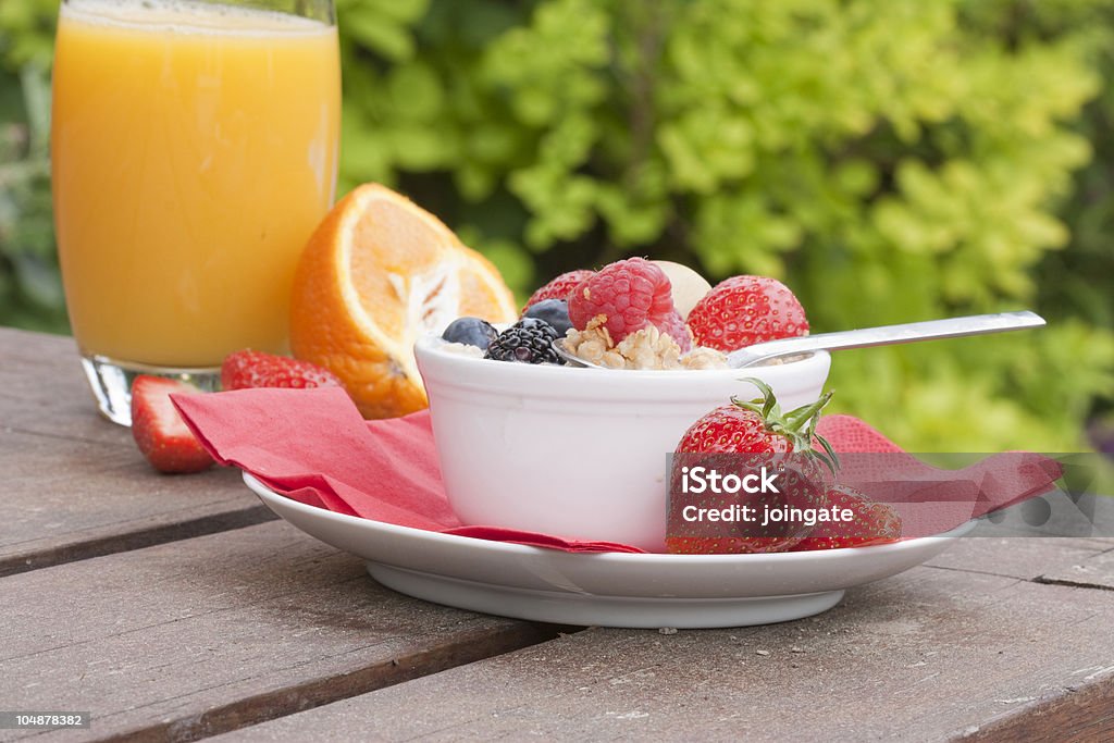 Prima colazione in giardino - Foto stock royalty-free di Alimentazione sana