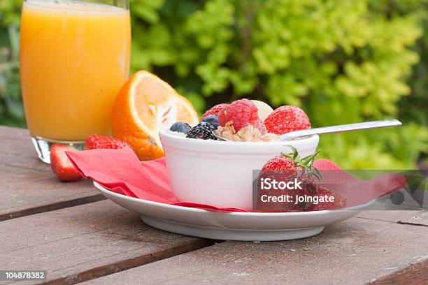 庭園での朝食 - イチゴのストックフォトや画像を多数ご用意 - イチゴ, オレンジジュース, オレンジ色