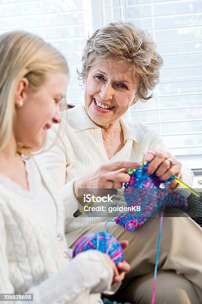 Jovem Menina Com A Avó Tricotar E A Falar - Fotografias de stock e mais imagens de Tricotar - Tricotar, Avó, Discussão
