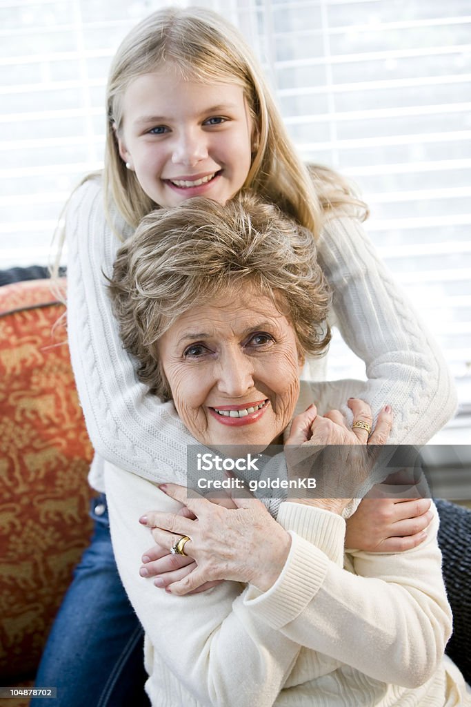 Ritratto di ragazza felice abbracciare Nonna - Foto stock royalty-free di 10-11 anni