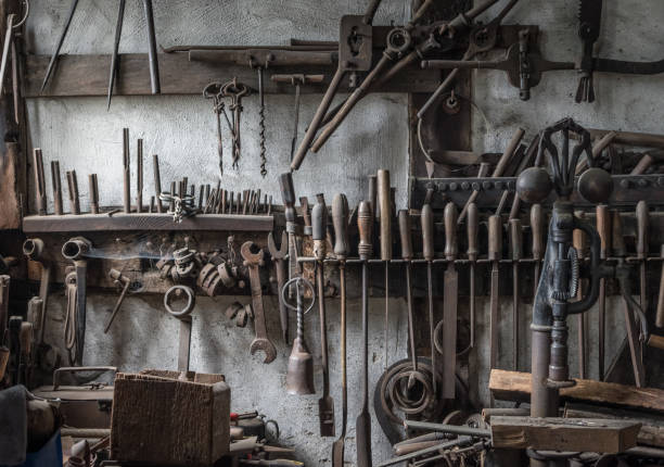 las viejas herramientas en una antigua herrería - herramientas de herrero fotografías e imágenes de stock