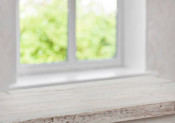 escritorio de espacio libre con ventana verano borrosa como fondo - alféizar de la ventana fotografías e imágenes de stock