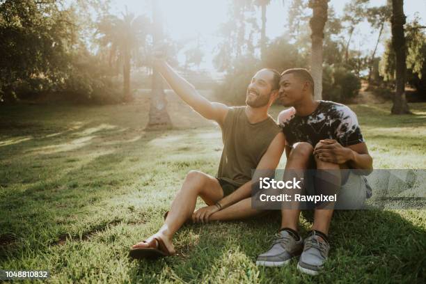 여름에는 Selfie를 복용 하는 게이 커플 동성 커플에 대한 스톡 사진 및 기타 이미지 - 동성 커플, LGBTQIA 문화, 동성애자