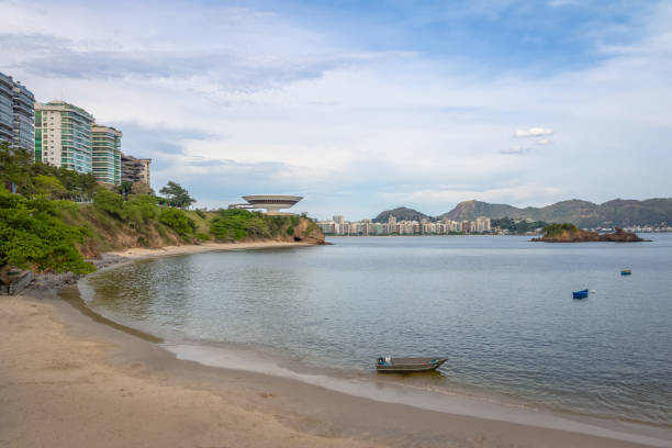 niteroi contemporary art museum (mac) i boa viagem beach - niteroi, rio de janeiro, brazylia - rio de janeiro guanabara bay sugarloaf mountain beach zdjęcia i obrazy z banku zdjęć