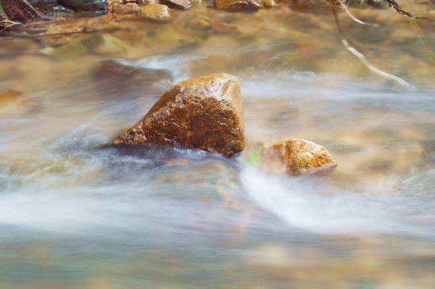 acqua sfocata che scorre nel fiume - indirection foto e immagini stock